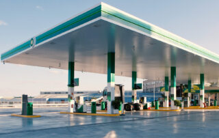 llenar demasiado el depósito de combustible