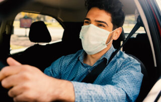 mascarilla dentro del coche
