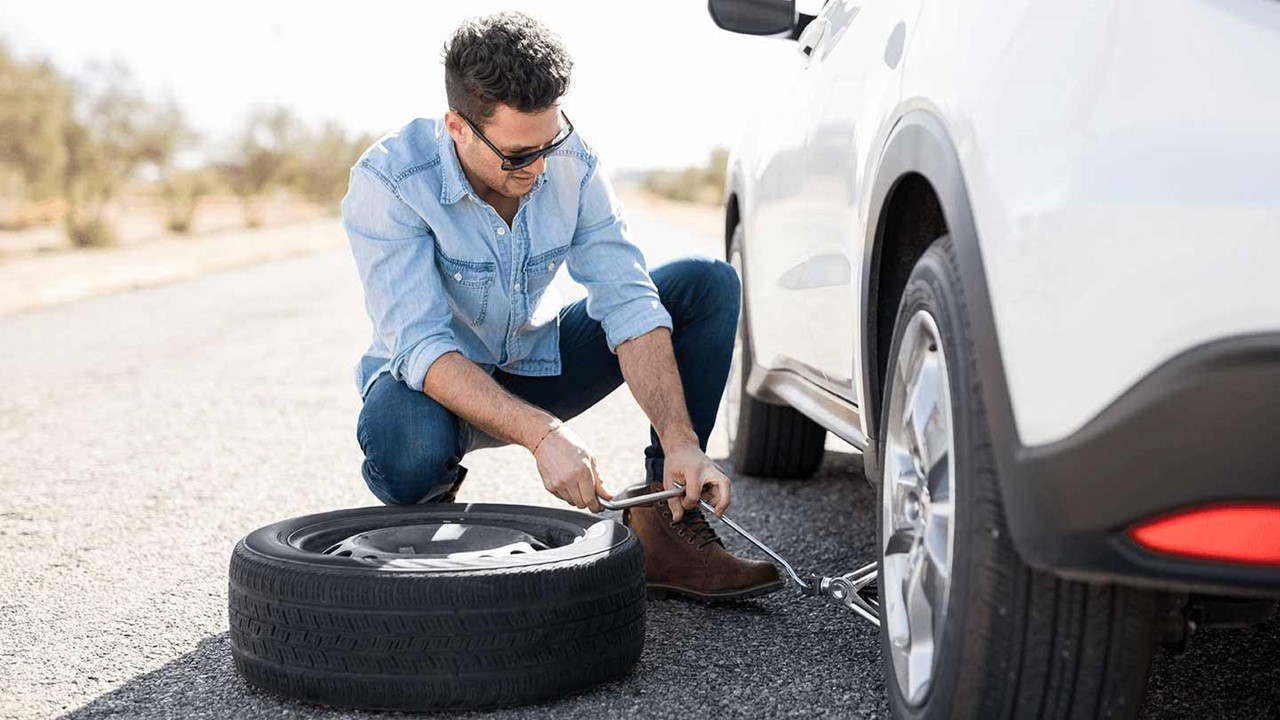 como cambiar una rueda pinchada Motor16